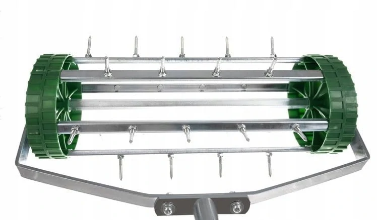 Ruční provzdušňovač trávníku válec s hroty vertikutátor pro provzdušnění trávníku aerator